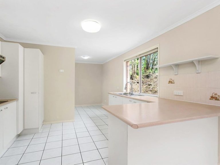 4 Stradbroke Drive, LITTLE MOUNTAIN QLD 4551 - photo 2