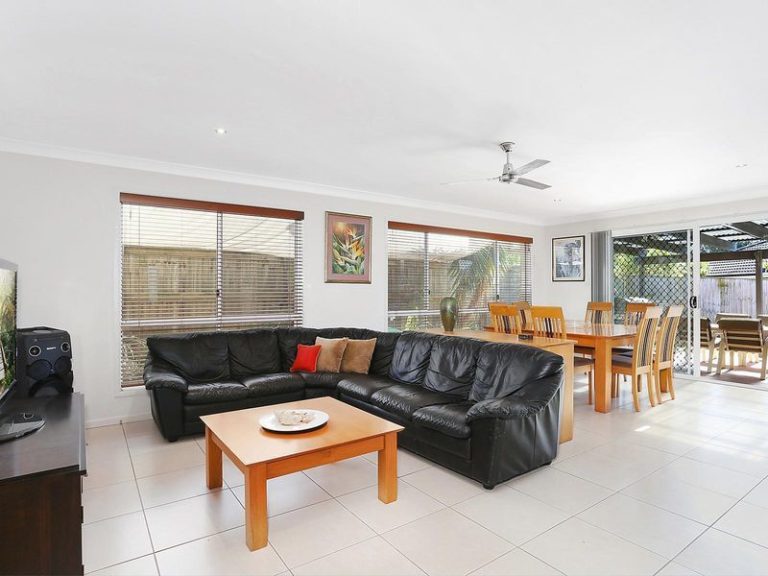 2/10 Alicia Circuit, LITTLE MOUNTAIN QLD 4551 - photo 3