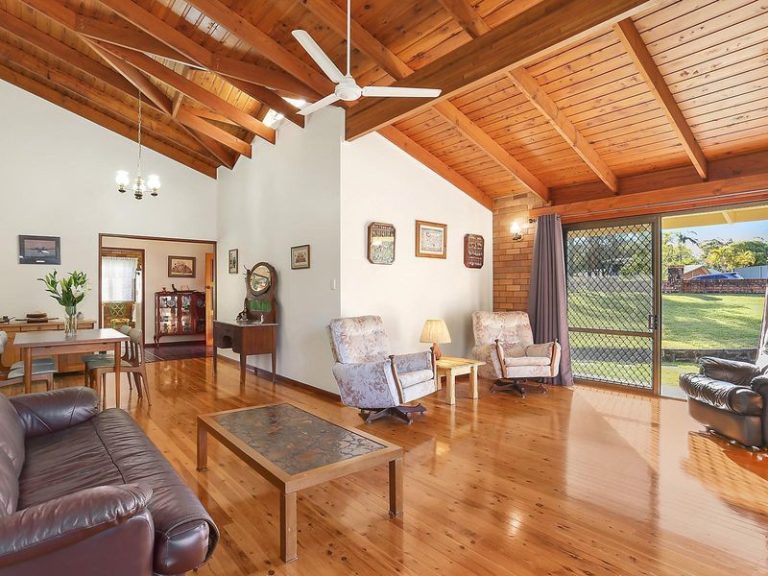 7 Kentucky Court, LITTLE MOUNTAIN QLD 4551 - photo 2