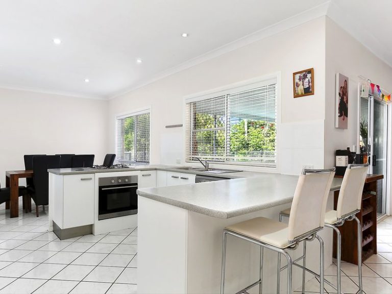 5 Curtis Court, LITTLE MOUNTAIN QLD 4551 - photo 2