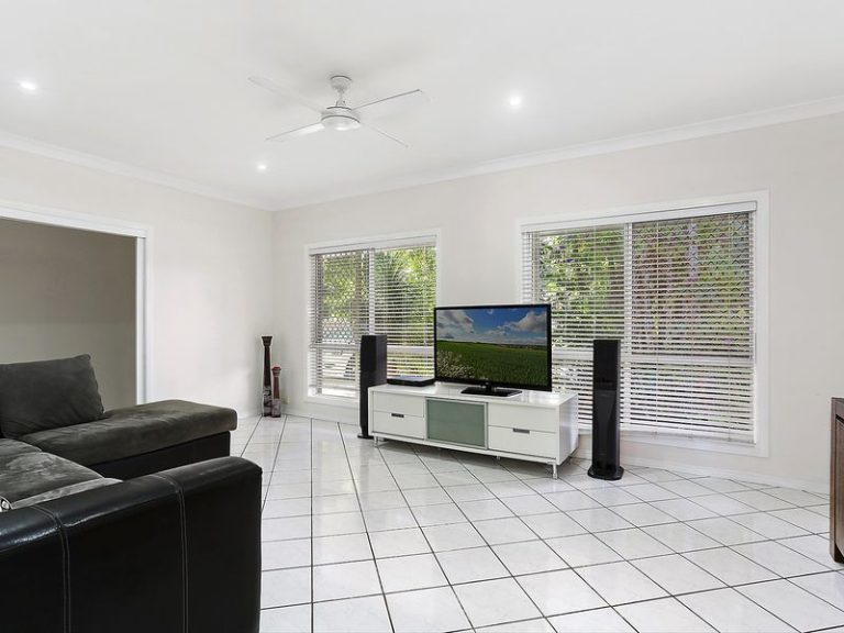 5 Curtis Court, LITTLE MOUNTAIN QLD 4551 - photo 4