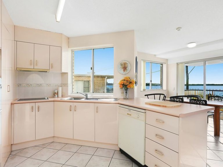 2/44 Esplanade, GOLDEN BEACH QLD 4551 - photo 3