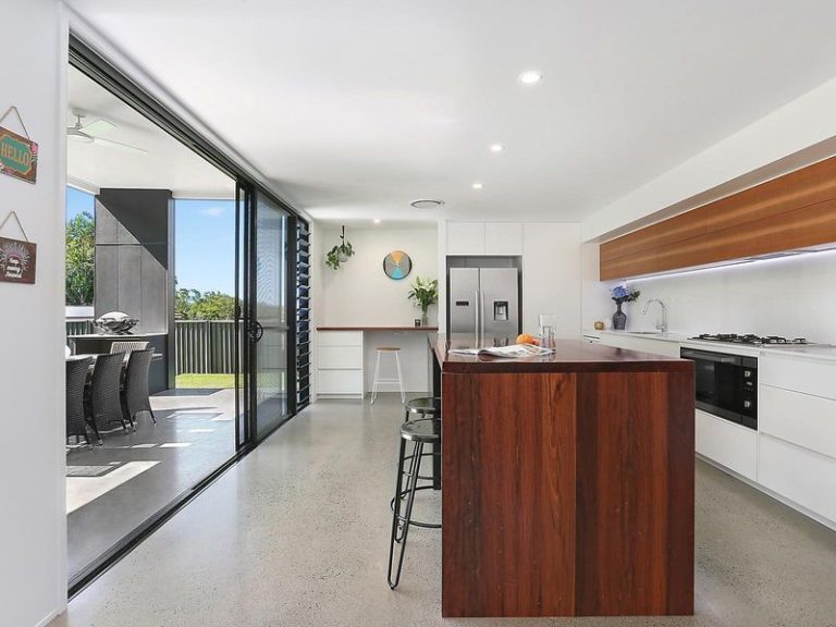 4 Vaymont Place, LITTLE MOUNTAIN QLD 4551 - photo 2
