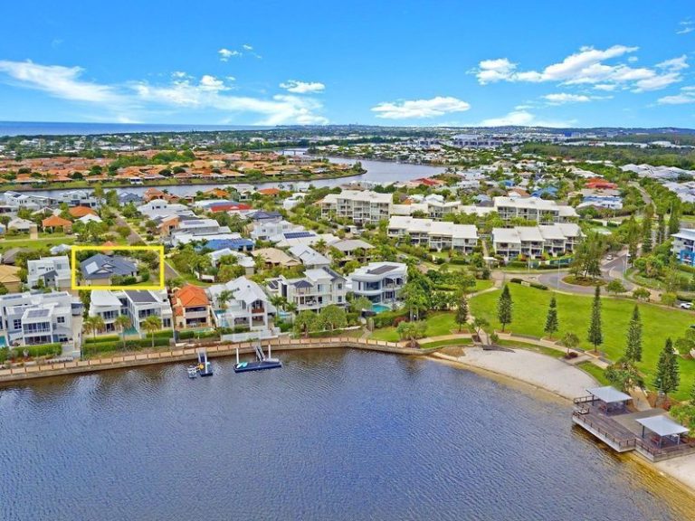 20 Cayman Place, KAWANA ISLAND QLD 4575 - photo 11