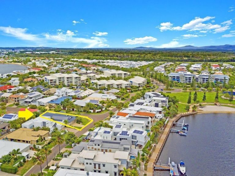 20 Cayman Place, KAWANA ISLAND QLD 4575 - photo 12
