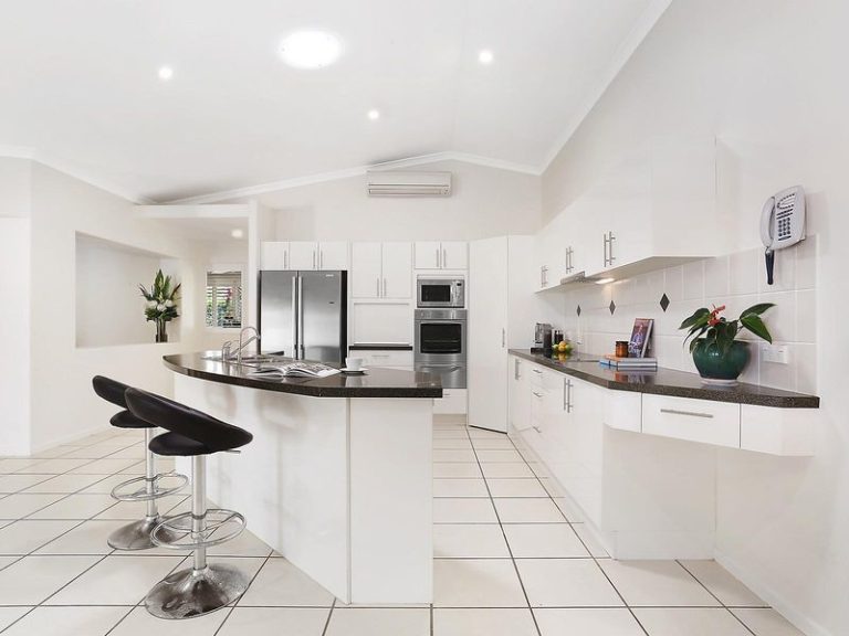 20 Cayman Place, KAWANA ISLAND QLD 4575 - photo 3