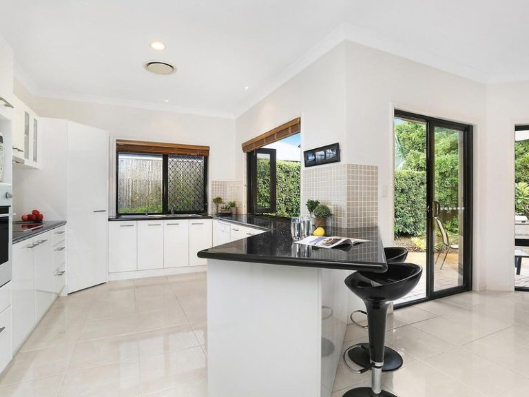 21 Madagascar Court, KAWANA ISLAND QLD 4575 - photo 4