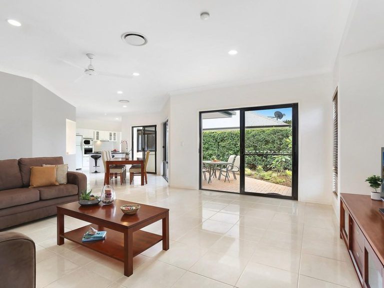 21 Madagascar Court, KAWANA ISLAND QLD 4575 - photo 6