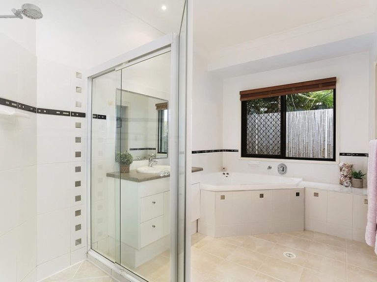 21 Madagascar Court, KAWANA ISLAND QLD 4575 - photo 8