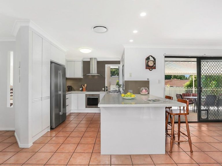 5 Berkley Place, LITTLE MOUNTAIN QLD 4551 - photo 2
