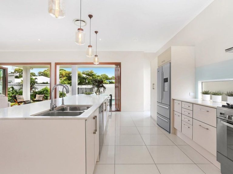 1 Nevis Court, KAWANA ISLAND QLD 4575 - photo 4