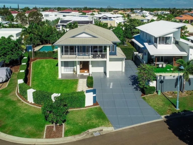 15 Cayman Place, KAWANA ISLAND QLD 4575 - photo 14