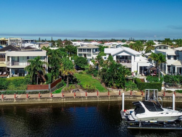 15 Cayman Place, KAWANA ISLAND QLD 4575 - photo 16