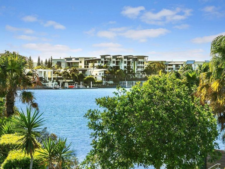 15 Cayman Place, KAWANA ISLAND QLD 4575 - photo 3