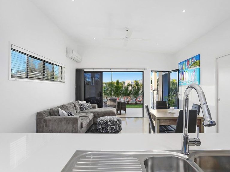 17 Sunshine Crescent, Caloundra West QLD 4551 - photo 2