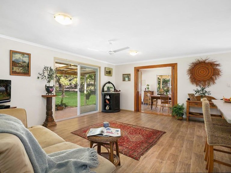32 Whites Road, LANDSBOROUGH QLD 4550 - photo 5