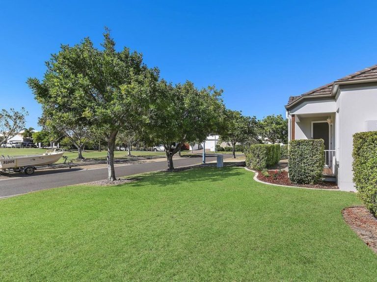 1 Lanai Close, KAWANA ISLAND QLD 4575 - photo 2