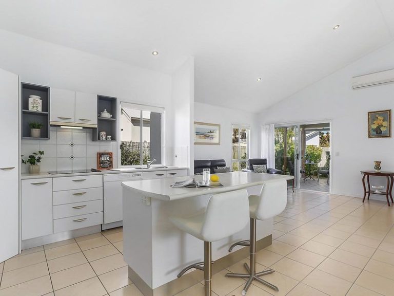 1 Lanai Close, KAWANA ISLAND QLD 4575 - photo 3