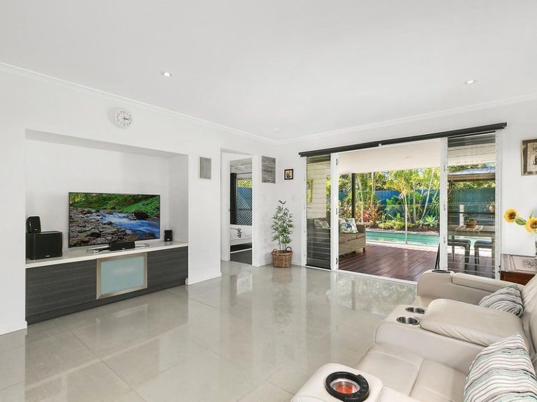 11 Bonaire Court, KAWANA ISLAND QLD 4575 - photo 3