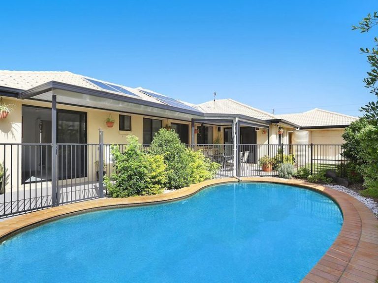 6 Mykonos Court, Kawana Island QLD 4575 - photo 2