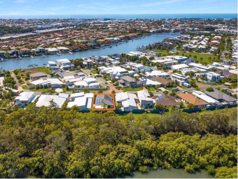 132 Grand Parade, KAWANA ISLAND QLD 4575 - photo 13