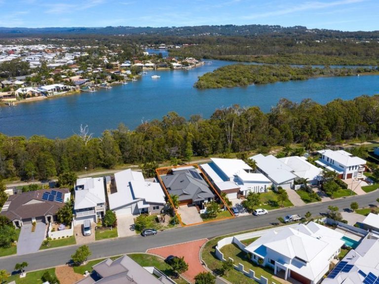 132 Grand Parade, KAWANA ISLAND QLD 4575 - photo 4