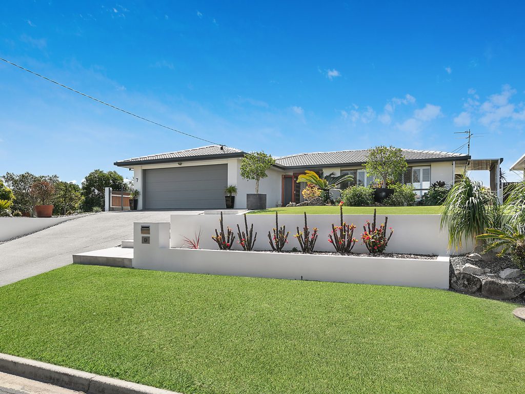 7 Enfield Crescent, Battery Hill QLD 4551 - photo 3