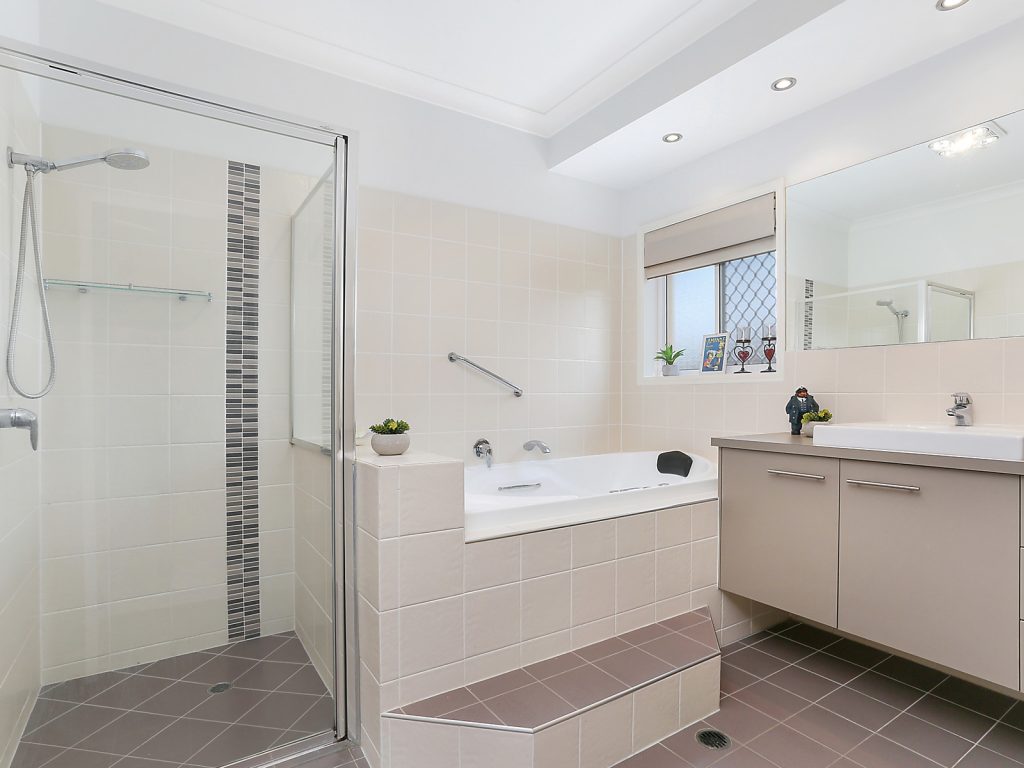 19 Ninderry Close, Battery Hill QLD 4551 - photo 8