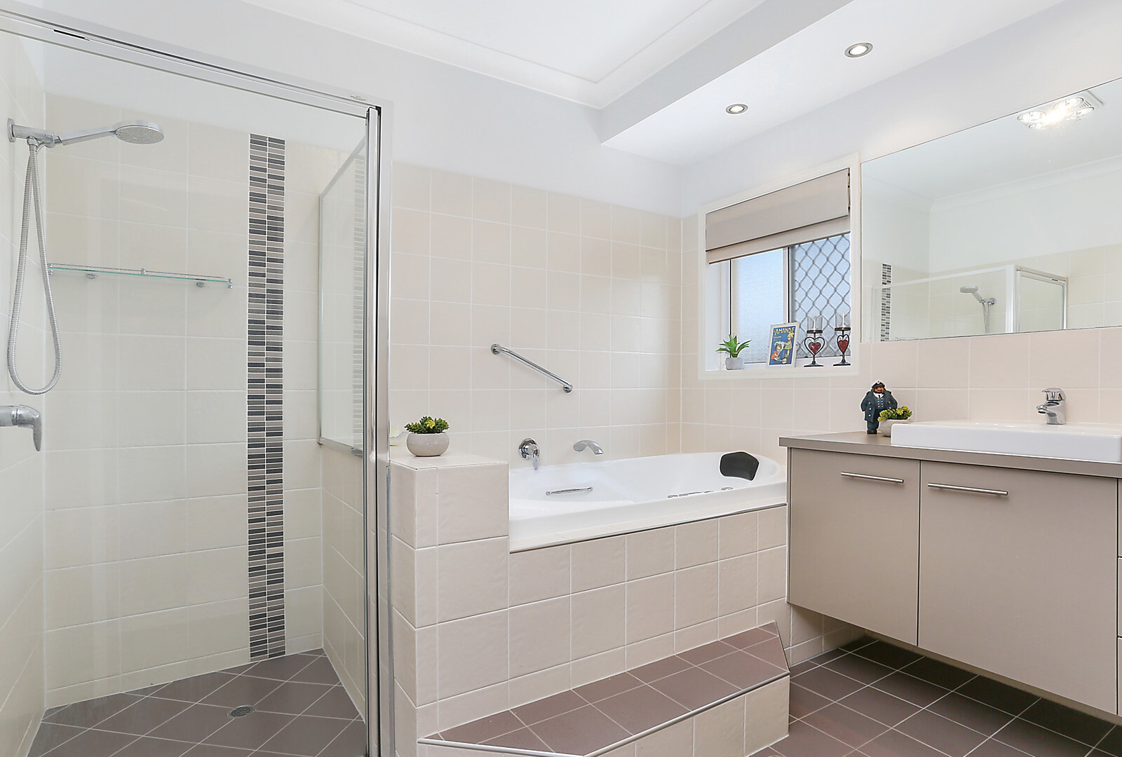 19 Ninderry Close, Battery Hill QLD 4551 - photo 8