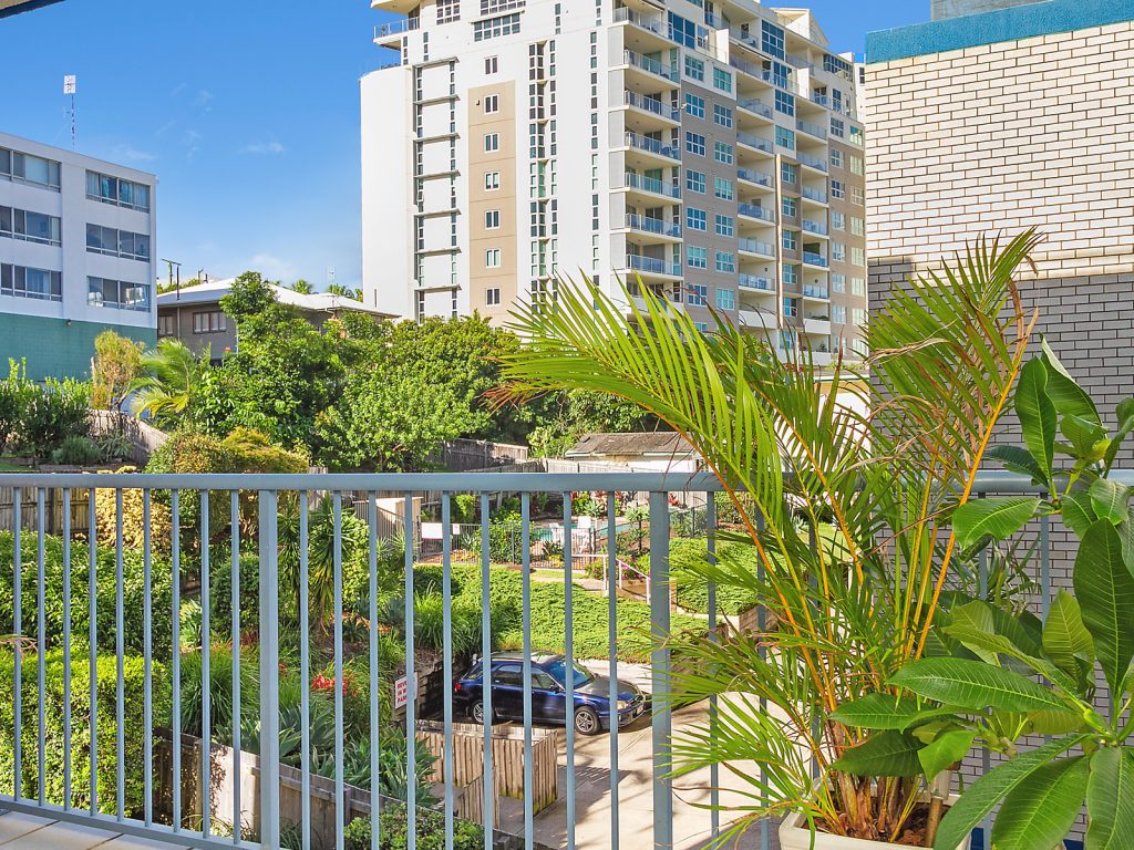 2/17 Verney Street, Kings Beach QLD 4551 - photo 8