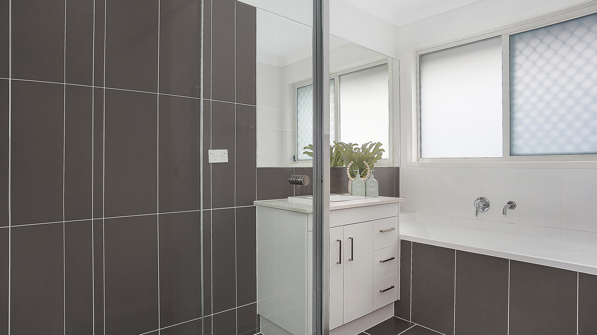 27 Chestnut Crescent, Caloundra West QLD 4551 - photo 8
