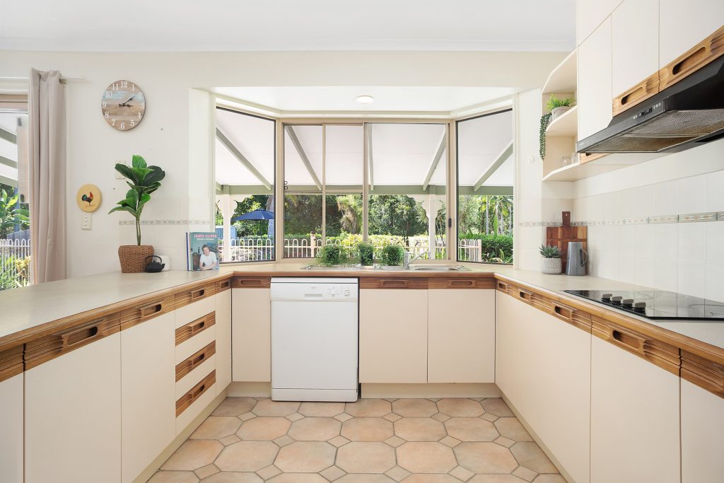 2 Tallawong Close, Beerwah QLD 4519 - photo 5