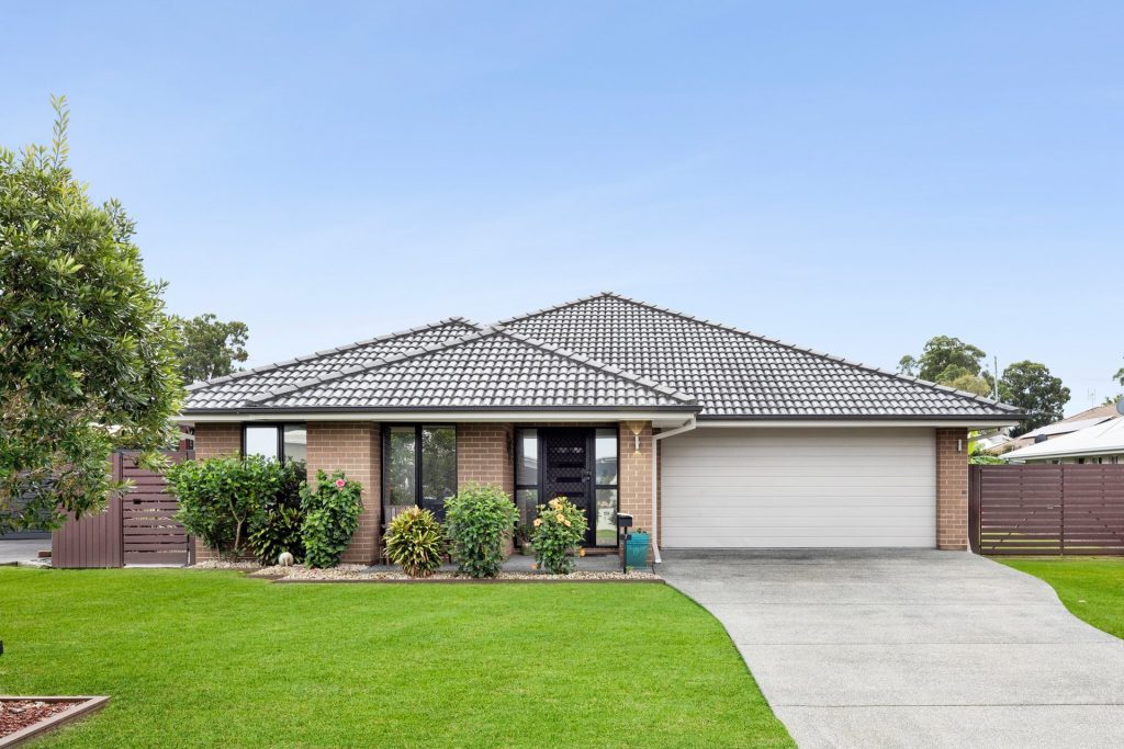 7 Sairs Street, Glass House Mountains QLD 4518 - photo 2