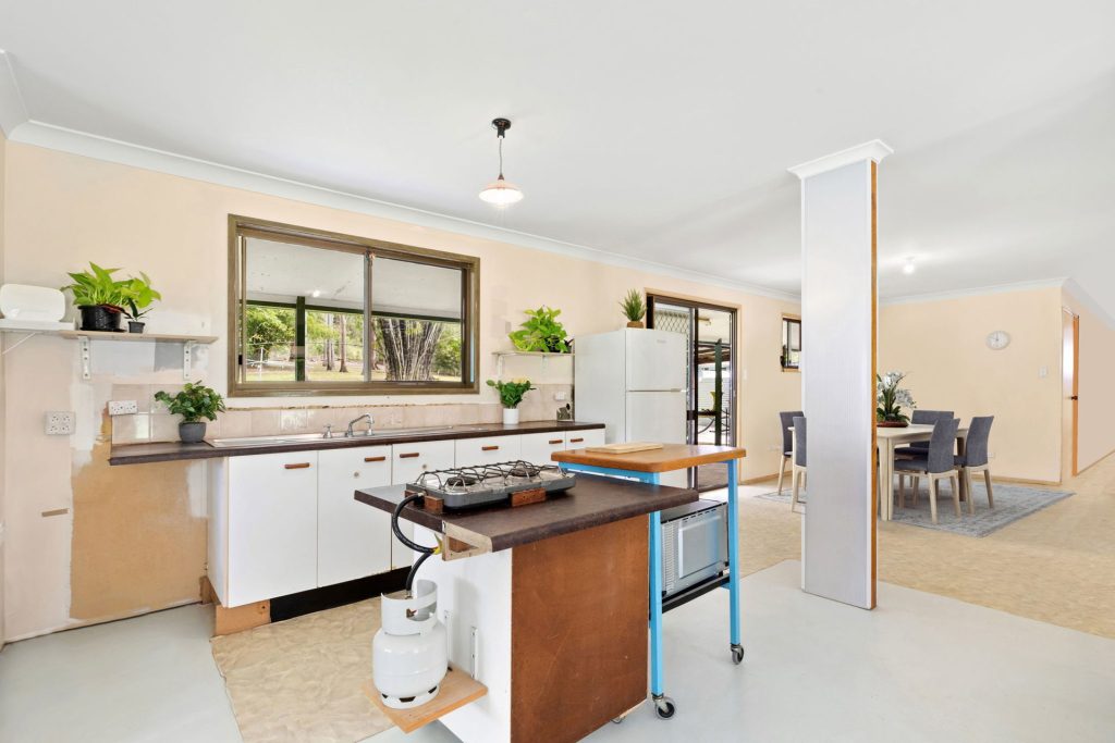 87 Whites Road, Landsborough QLD 4550 - photo 5